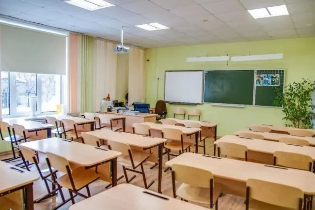 Ikki kishilik yog‘och parta, stullari bilan